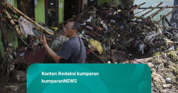 Foto: Tanggul Sungai di Kabupaten Bandung Jebol, Puluhan Rumah Rusak