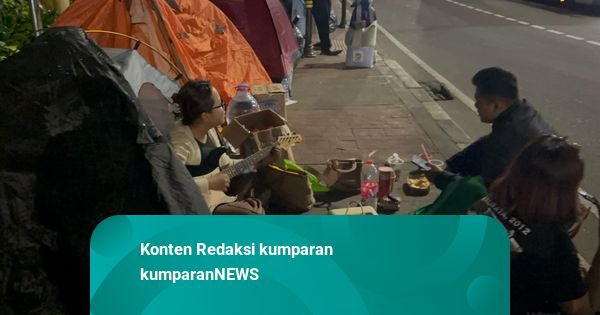 Foto: Kamping di Depan Gedung DPR