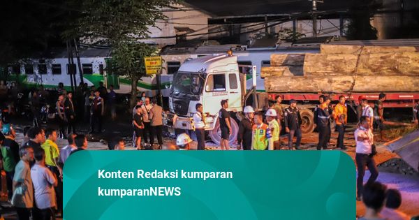 Foto: Kecelakaan KA Jenggala vs Truk Muatan Kayu di Gresik