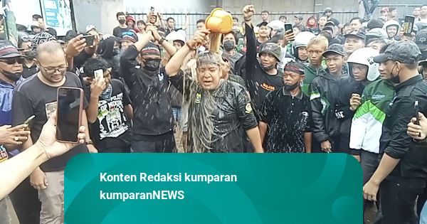 Warga Cirebon Demo Jalan Rusak, Pemkab Pastikan Perbaikan Dilakukan Tahun Ini