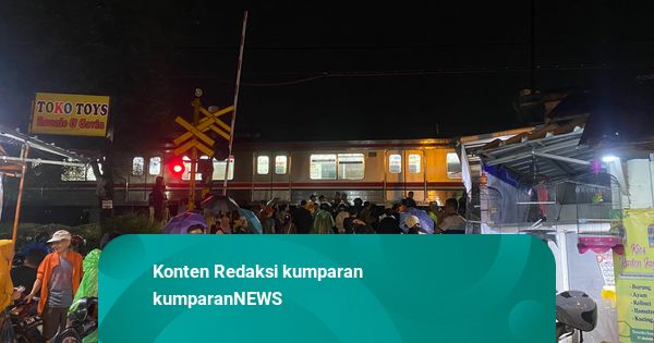 Proses Evakuasi KRL Tertemper Mobil di Cilebut Masih Berlangsung, Warga Menyemut