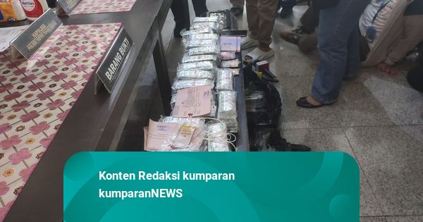 Polisi Kucing-kucingan Berantas Penjual Tramadol di Pinggir Jalan Tanah Abang