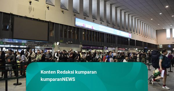 Foto: Listrik Menyala, Aktivitas di Stasiun Kereta Spanyol Kembali Normal