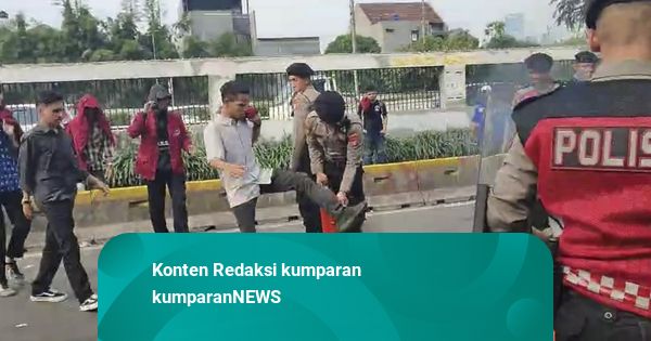 Massa Demo May Day di Depan DPR Bakar Ban, Dipadamkan Polisi