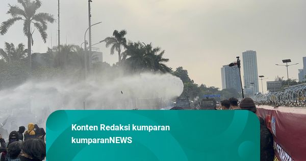 Polisi Bubarkan Paksa Demo May Day di DPR, Situasi Damai Mendadak Jadi Ricuh