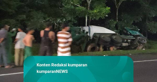 Truk Molen Terbalik di Pinggir Jalan Tol Jagorawi, Lalin Arah Ciawi Macet
