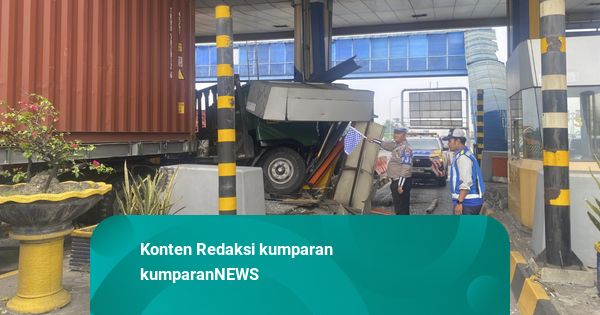 Sopir Ngantuk, Truk Bermuatan Alumunium Foil Tabrak Gardu Tol Waru Sidoarjo