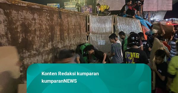 Truk Bermuatan Kertas Tabrak Sejumlah Kendaraan di Semarang, 1 Pemotor Tewas