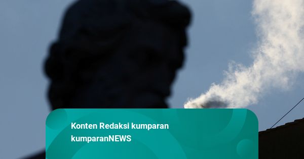 Foto: Asap Putih Muncul di Kapel Sistina, Paus Baru Terpilih