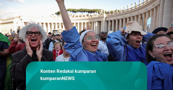 Foto: Umat Katolik di Lapangan Santo Petrus Sambut Paus Baru Terpilih