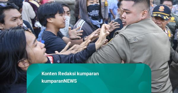 Foto: Bentrok Satpol PP-Mahasiswa saat Relokasi Pasar Subuh di Samarinda