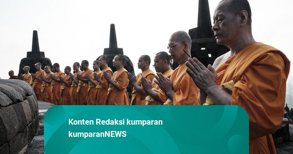 Foto: Puluhan Biksu Berdoa Jelang Waisak di Candi Borobudur