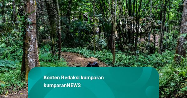 Esai Foto: Pengabdian Tanpa Batas Bidan di Baduy