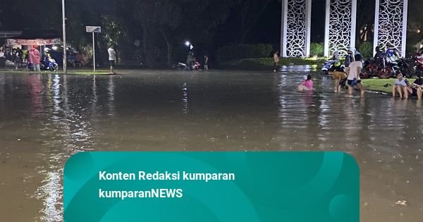 Banjir 50 Cm di Jalan Boulevard Graha Raya Tangsel, Pemotor Pilih Menepi
