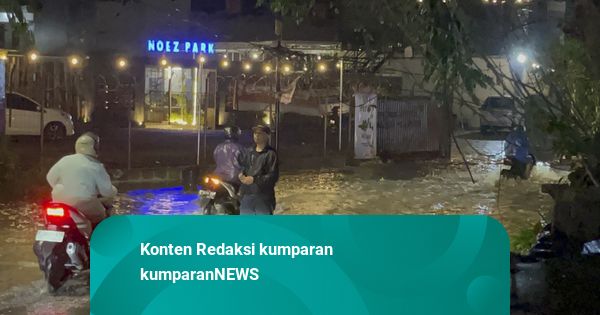 Banjir Rendam Jalan Joglo Raya, Lalu Lintas Tersendat-Hewan Kurban Tergenang