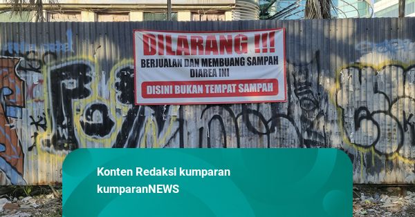 Melihat Tumpukan Sampah di Jalan Arjuno Surabaya yang Luber hingga Selokan
