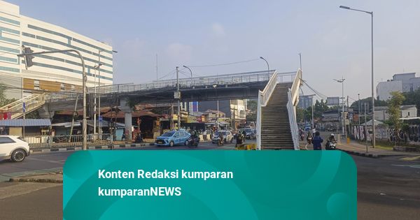 Mirisnya JPO di Dewi Sartika Cawang: Banyak Sampah, Ujung Tangga di Tengah Jalan