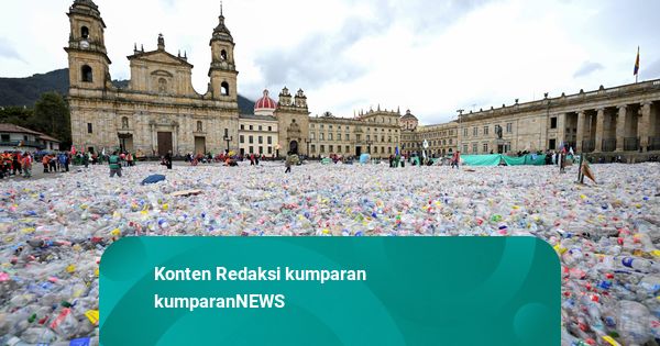 Foto: Sampah Botol Plastik 'Banjiri' Alun-alun Kota Bogota, Kolombia