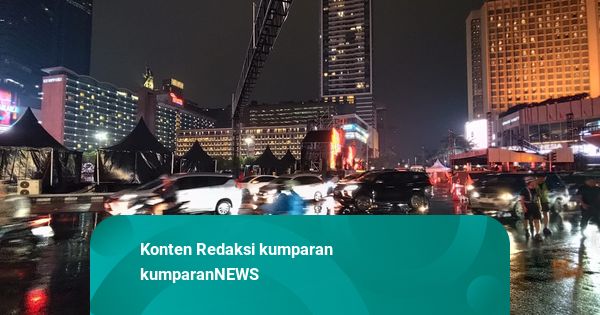Ramai Suasana di Bundaran HI Saat Malam Minggu, Panggung Besar Terpasang