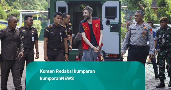 Foto: Tampang WN Rusia yang Diekstradisi saat Tiba di Kejari Jakarta Selatan