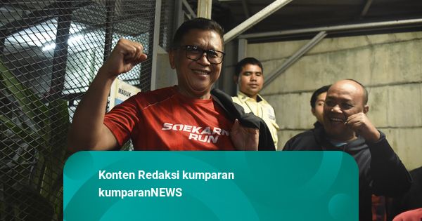 Foto: Kepal Tangan Hasto Usai Resmi Bebas dari Rutan KPK