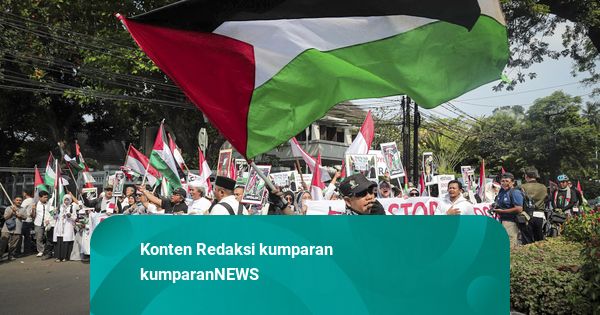 Foto: Massa Aksi Bela Palestina Bawa Alat Masak, Simbol Kelaparan di Gaza