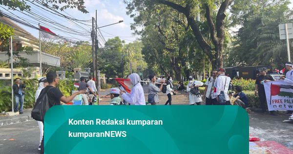 Massa Aksi Bela Palestina di Depan Kedubes Mesir Bubarkan Diri