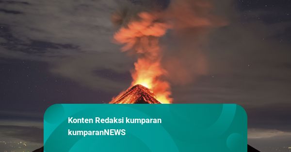 Gunung Krasheninnikov di Kamchatka Rusia Meletus