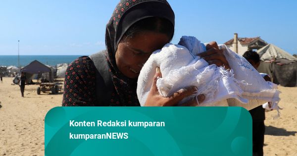 Foto: Perjuangan Ibu di Gaza Demi Sekantong Tepung untuk Anaknya yang Kelaparan