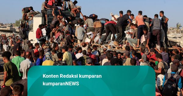 Foto: Warga Palestina di Khan Younis Berebut Pasokan Makanan