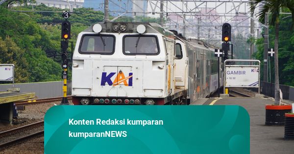 Kereta Api Tabrak KRL di Stasiun Bekasi Timur