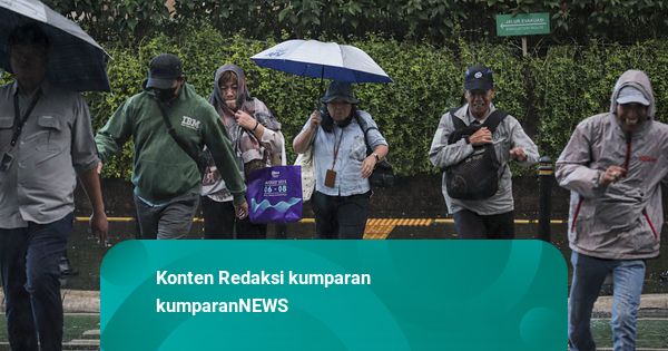 Foto: Ragam Cara Warga Jakarta Terjang Hujan di Jalan Thamrin