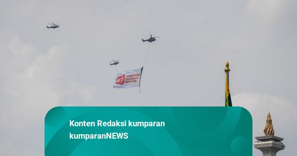 Foto: Melihat Manuver Pesawat saat Gladi Kotor Upacara Kemerdekaan RI di Jakarta