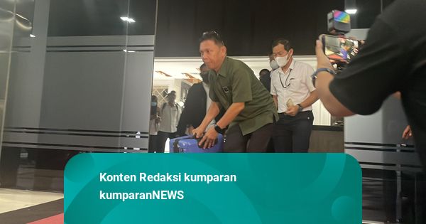 Penyidik KPK Angkut 3 Koper Usai Geledah Ditjen PHU Kemenag di Kasus Kuota Haji