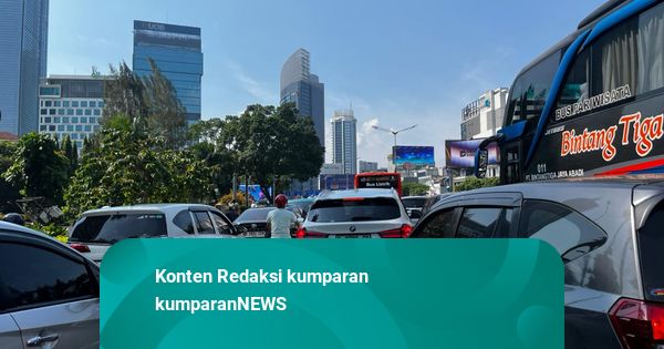 Warga Berdatangan ke Bundaran HI untuk Rayakan HUT RI, Lalin Padat