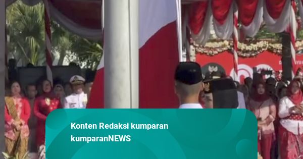 Bendera Merah Putih Terbalik saat Mau Dikibarkan di Balkot Surabaya
