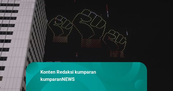 Foto: Aksi Drone Hiasi Langit Jakarta, Menutup Perayaan HUT ke-80 RI