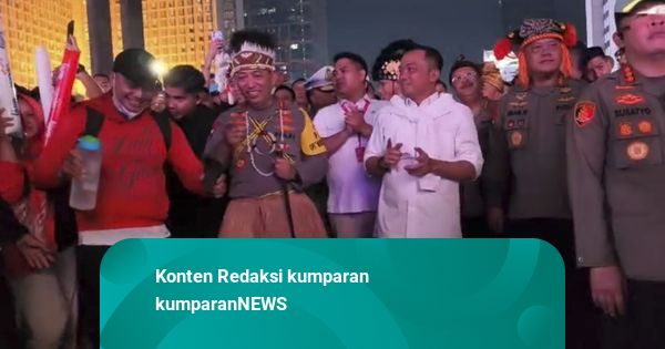 Momen Mensesneg dan Kapolri Joget Bareng Warga saat Pesta Rakyat di Bundaran HI