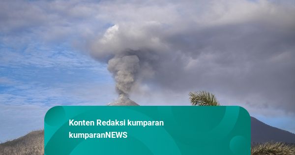Foto: Gunung Lewotobi Laki-Laki Muntahkan Kolom Abu Setinggi 4 KM