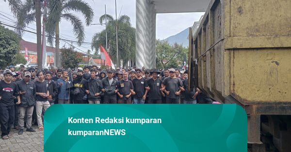 Warga Pandeglang Tolak Sampah dari Tangsel: Bajak Truk, Buang di Kantor Bupati