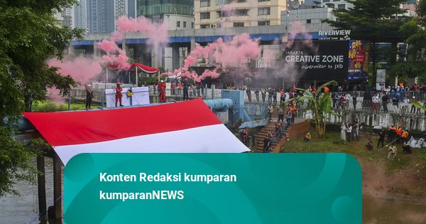 Foto: Merah Putih Raksasa Berkibar di Banjir Kanal Barat Jakarta