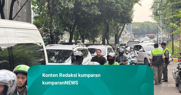 Sibuknya Jalan TB Simatupang Senin Pagi: Ada Galian, Pengendara Kena Macet