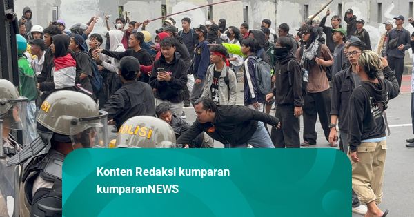 Massa di Depan DPR Dihalau ke Arah Jalan Gerbang Pemuda Senayan