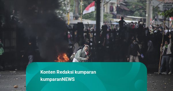 Foto: Massa Pelajar Ricuh dengan Aparat saat Demo di Kawasan Pejomponga, Jakarta