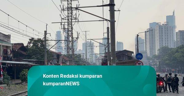 Masih Rusuh, KRL Tutup Perjalanan Antara Stasiun Tanah Abang-Palmerah