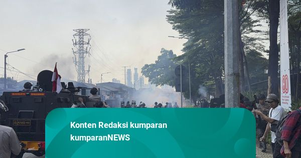 Massa Aksi DPR Ricuh di Menara BNI, Pejompongan, Gas Air Mata Bertebaran