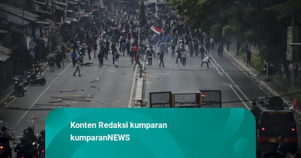 Mobil Pelat Merah Dirusak Massa saat Demo Ricuh di DPR