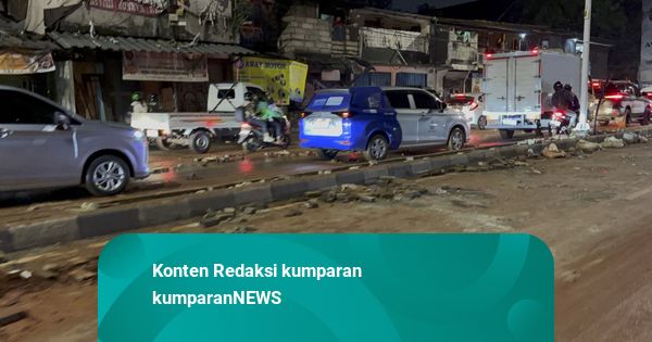 Polisi Bubarkan Massa Demo di Pejompongan, Jalan Kembali Dibuka