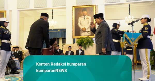 Momen Presiden Prabowo Berlutut Anugerahkan Bintang Jasa untuk Nyak Sandang