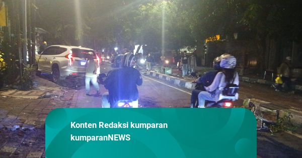 Situasi Terkini usai Demo di DPR Ricuh: Puing Berserakan, Polisi Masih Berjaga